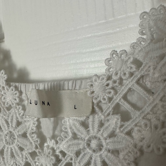 Cute boutique top $25 - Picture 2 of 3